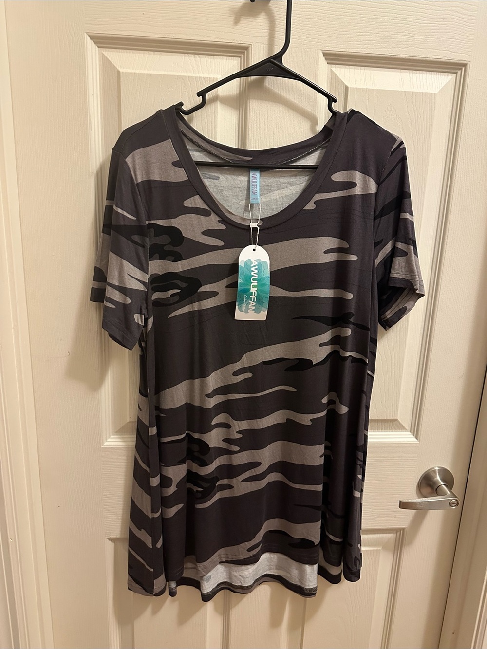 Awuliffan Women's Short Sleeve Camo Tee in Black & Gray